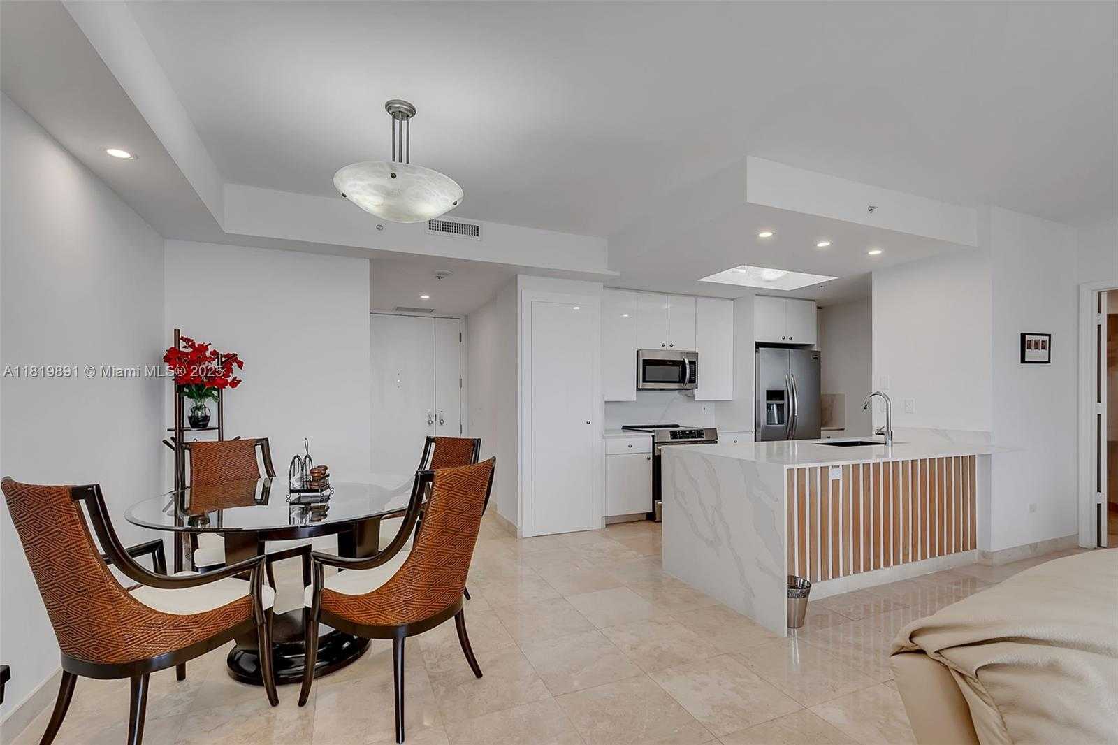 Small Image of 848 BRICKELL KEY DR #1803, Miami Number 3