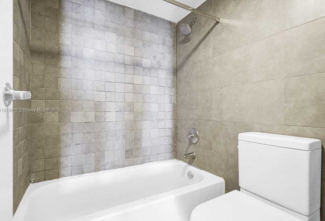 Small Image of 100 BAYVIEW DR #1223, Sunny Isles Beach Number 17