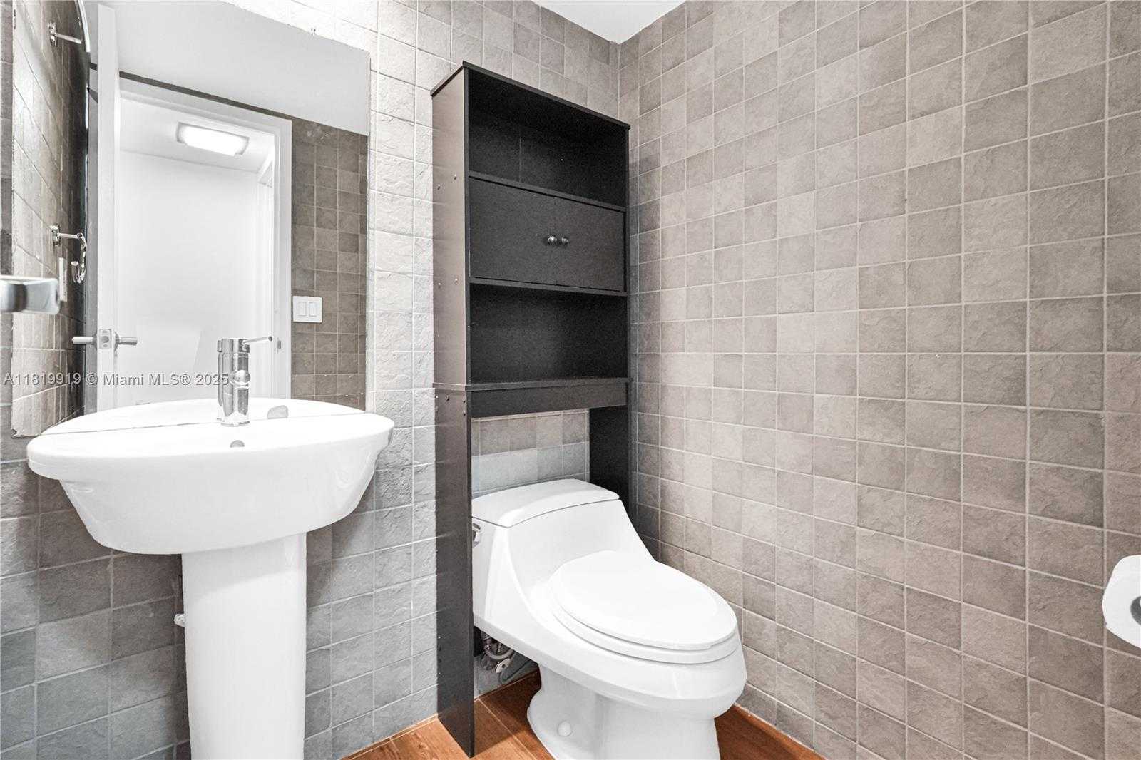 Small Image of 100 BAYVIEW DR #1223, Sunny Isles Beach Number 19
