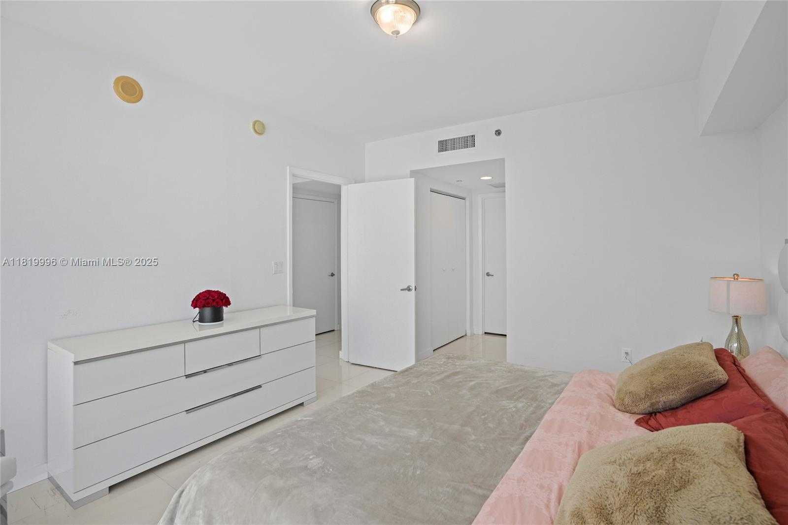 Small Image of 485 BRICKELL AVE #3608, Miami Number 23