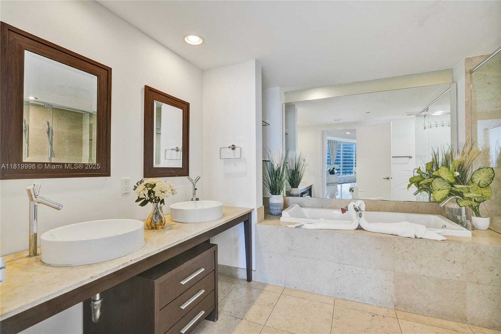 Small Image of 485 BRICKELL AVE #3608, Miami Number 27