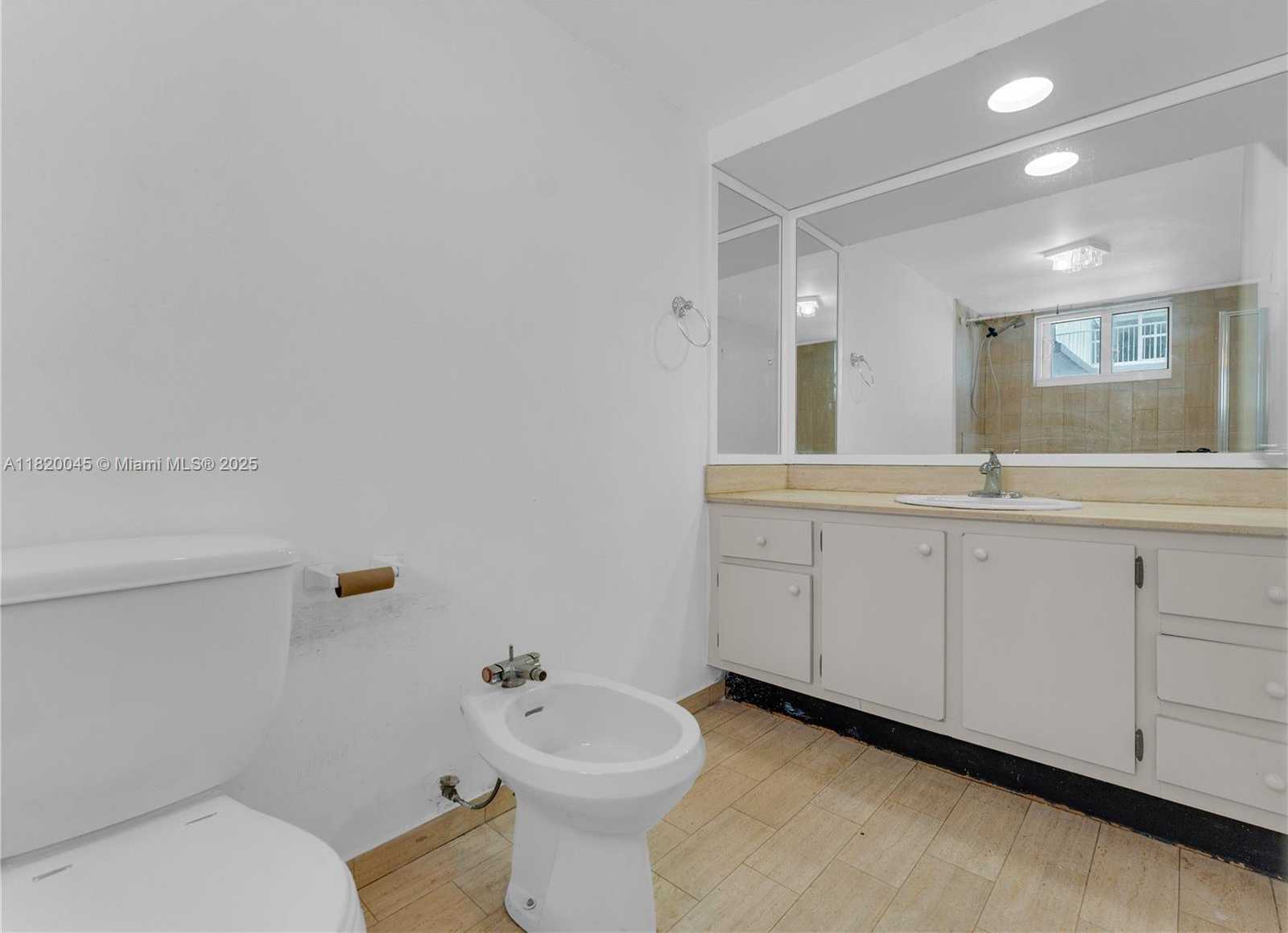 Small Image of 2457 COLLINS AVE #201, Miami Beach Number 11