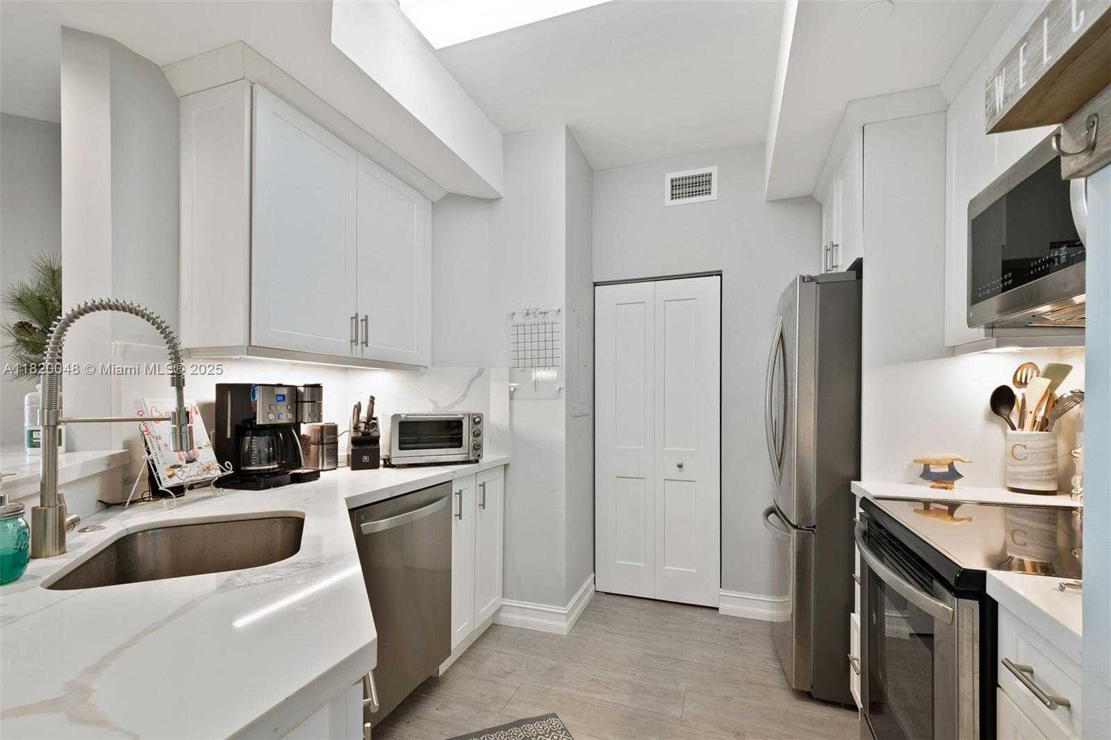 Small Image of 888 BRICKELL KEY DR #1006, Miami Number 5
