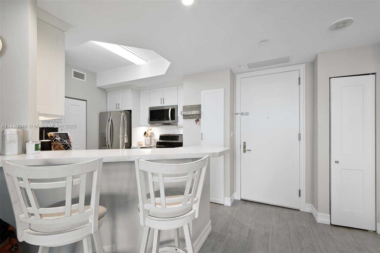 Small Image of 888 BRICKELL KEY DR #1006, Miami Number 6