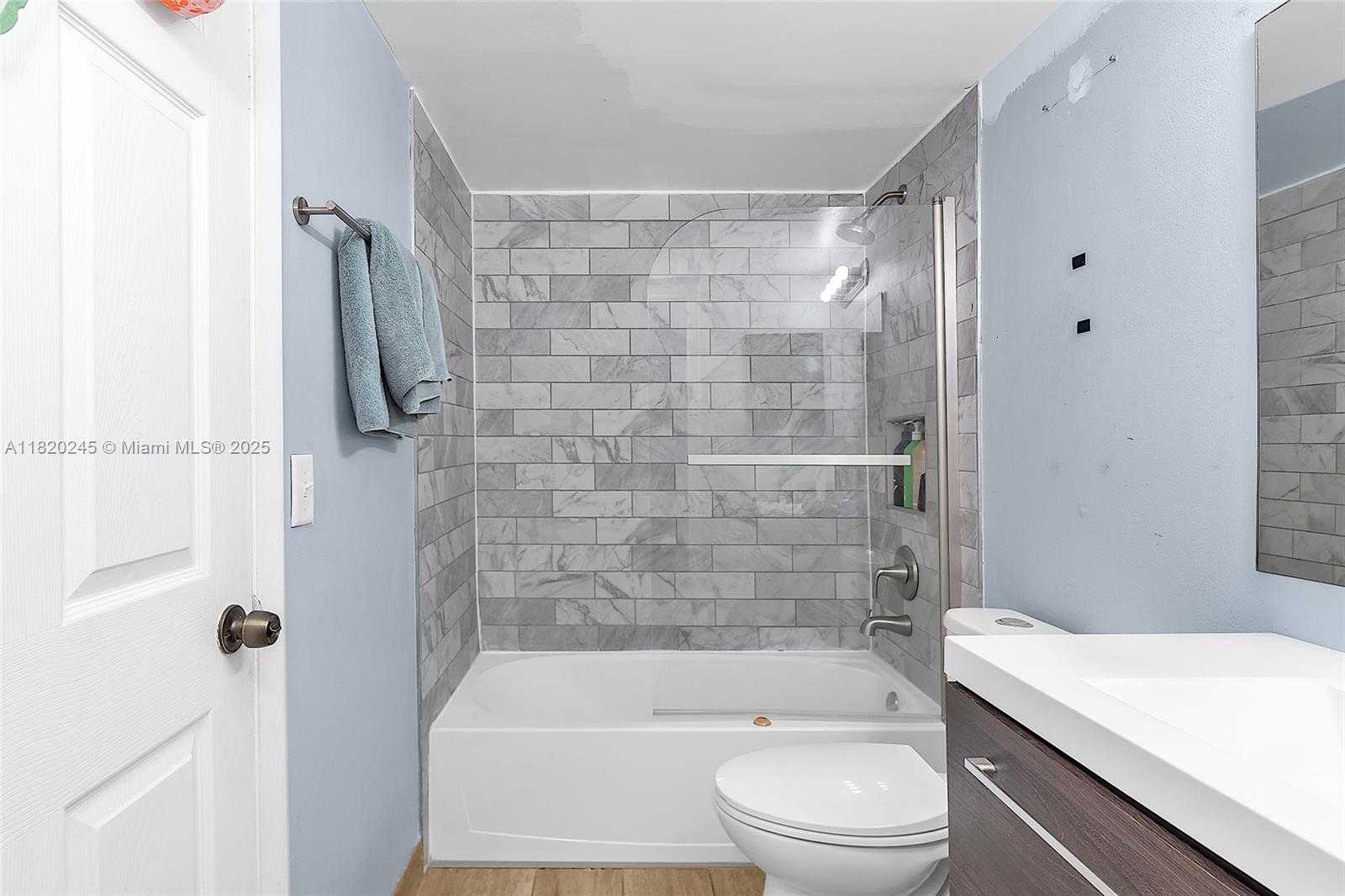Small Image of 251 WEST PALM CIR W #207, Pembroke Pines Number 21