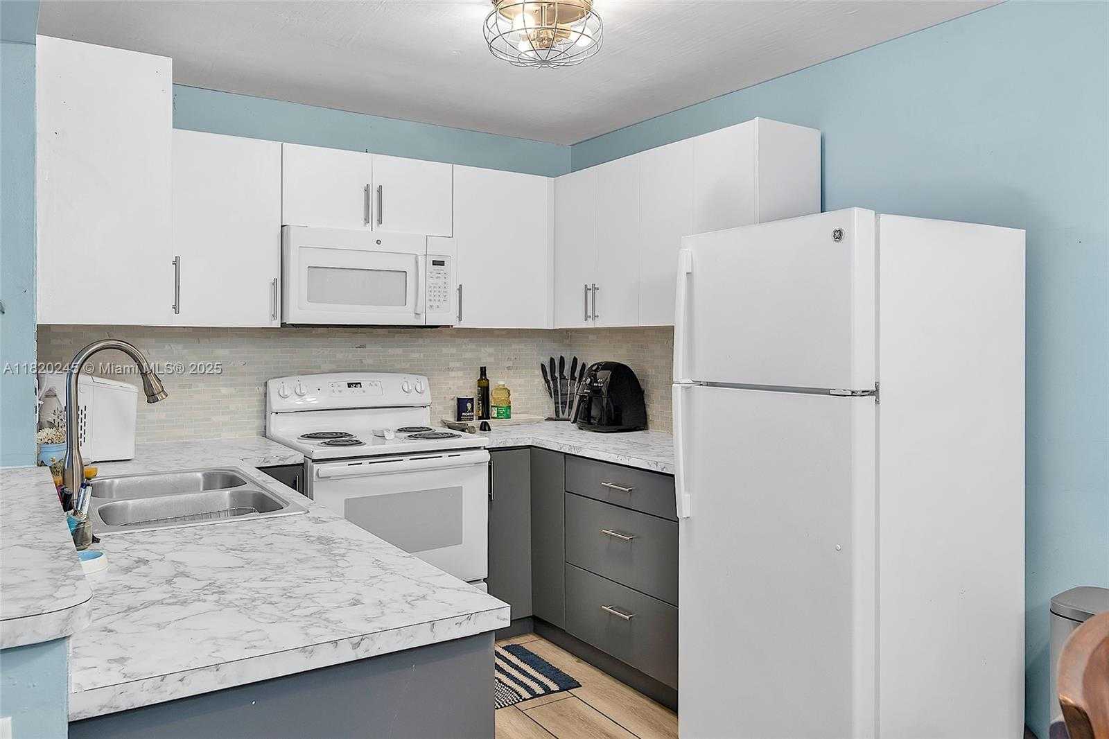 Small Image of 251 WEST PALM CIR W #207, Pembroke Pines Number 3
