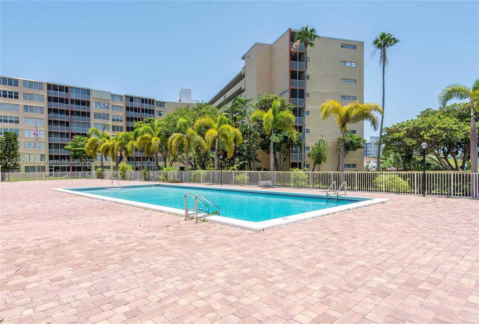 Small Image of 1750 NORTH EAST 191ST ST #100-1, Miami Number 4