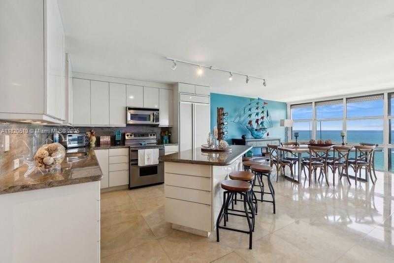 Small Image of 6423 COLLINS AVE #1605, Miami Beach Number 4