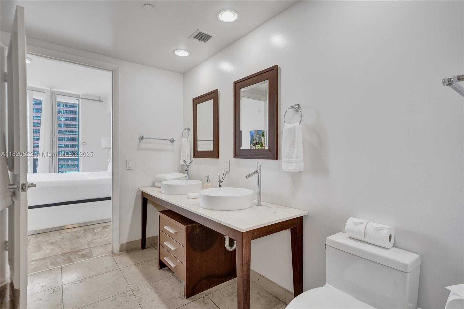 Small Image of 485 BRICKELL AVE #2009, Miami Number 15