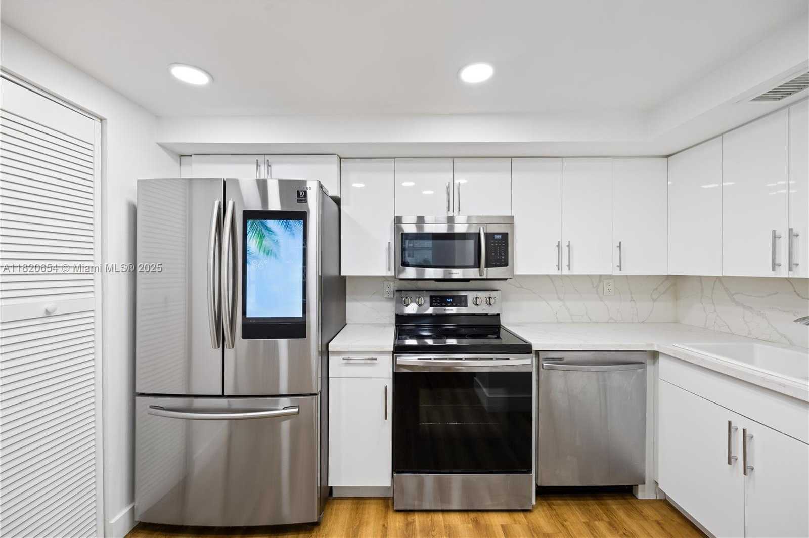 Small Image of 1440 BRICKELL BAY #307, Miami Number 4