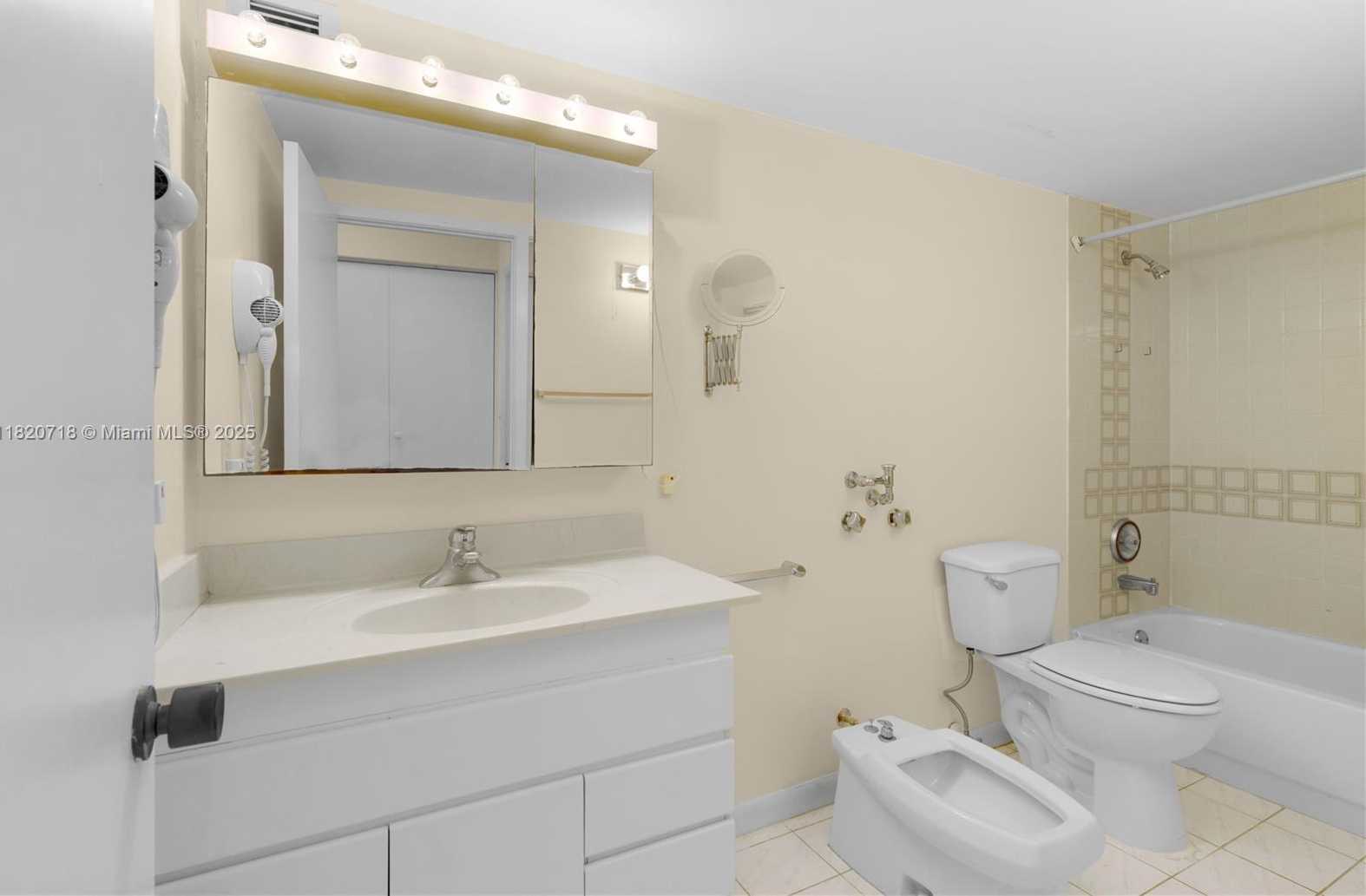 Small Image of 2500 PARKVIEW DRIVE #1717, Hallandale Beach Number 23