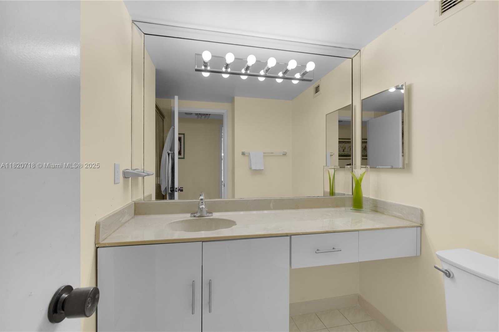 Small Image of 2500 PARKVIEW DRIVE #1717, Hallandale Beach Number 25
