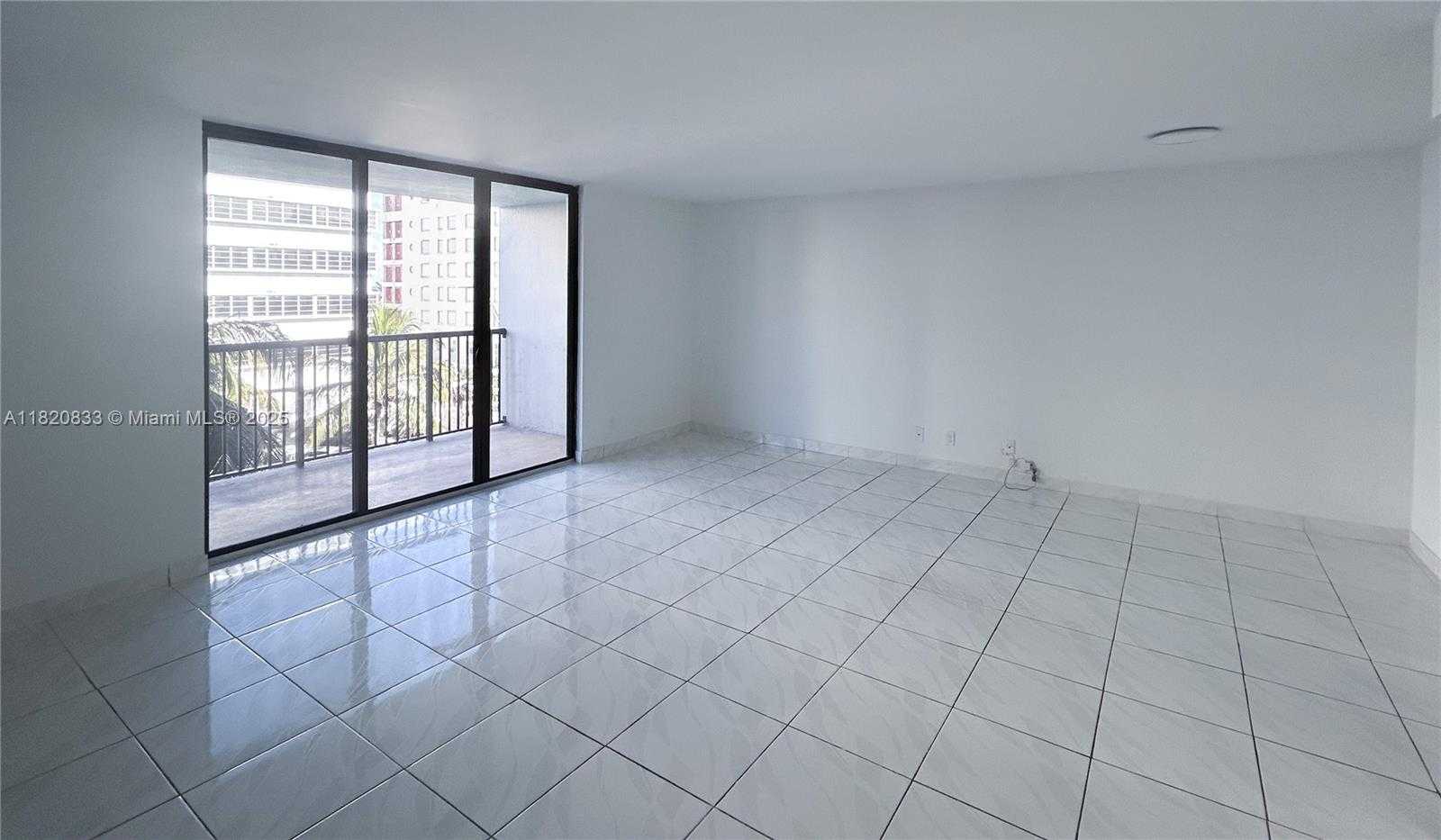 Small Image of 1800 COLLINS AVE #5C, Miami Beach Number 3
