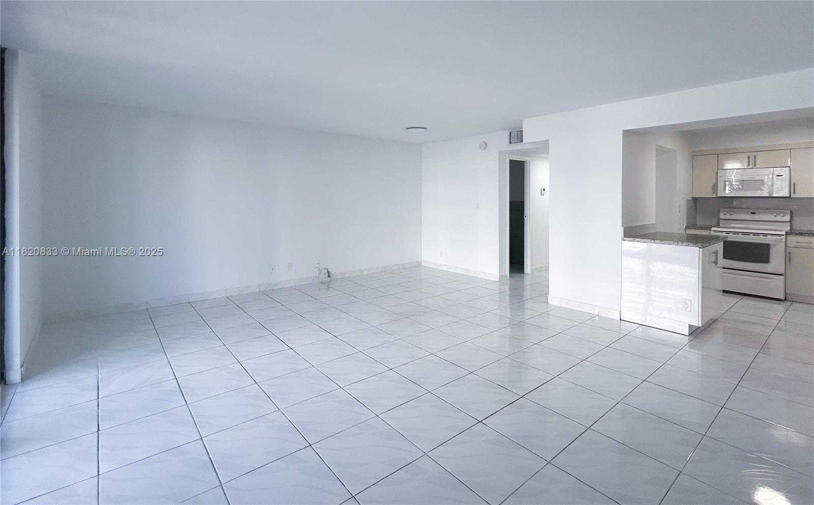 Small Image of 1800 COLLINS AVE #5C, Miami Beach Number 4