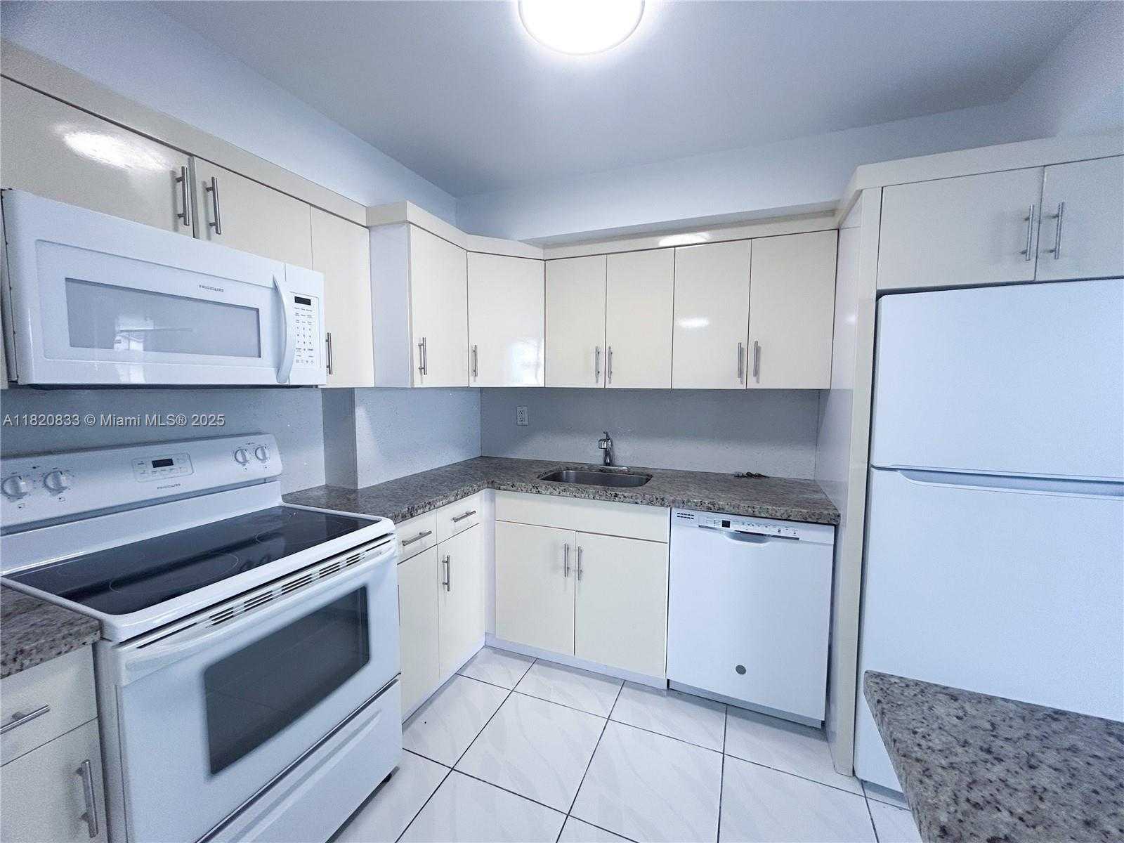 Small Image of 1800 COLLINS AVE #5C, Miami Beach Number 7