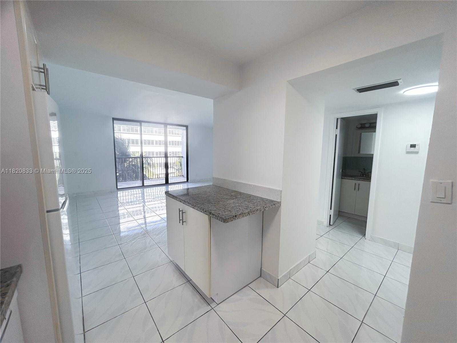 Small Image of 1800 COLLINS AVE #5C, Miami Beach Number 8