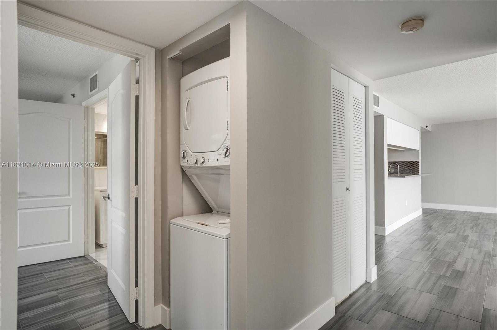 Small Image of 1200 BRICKELL BAY DR #2501, Miami Number 17