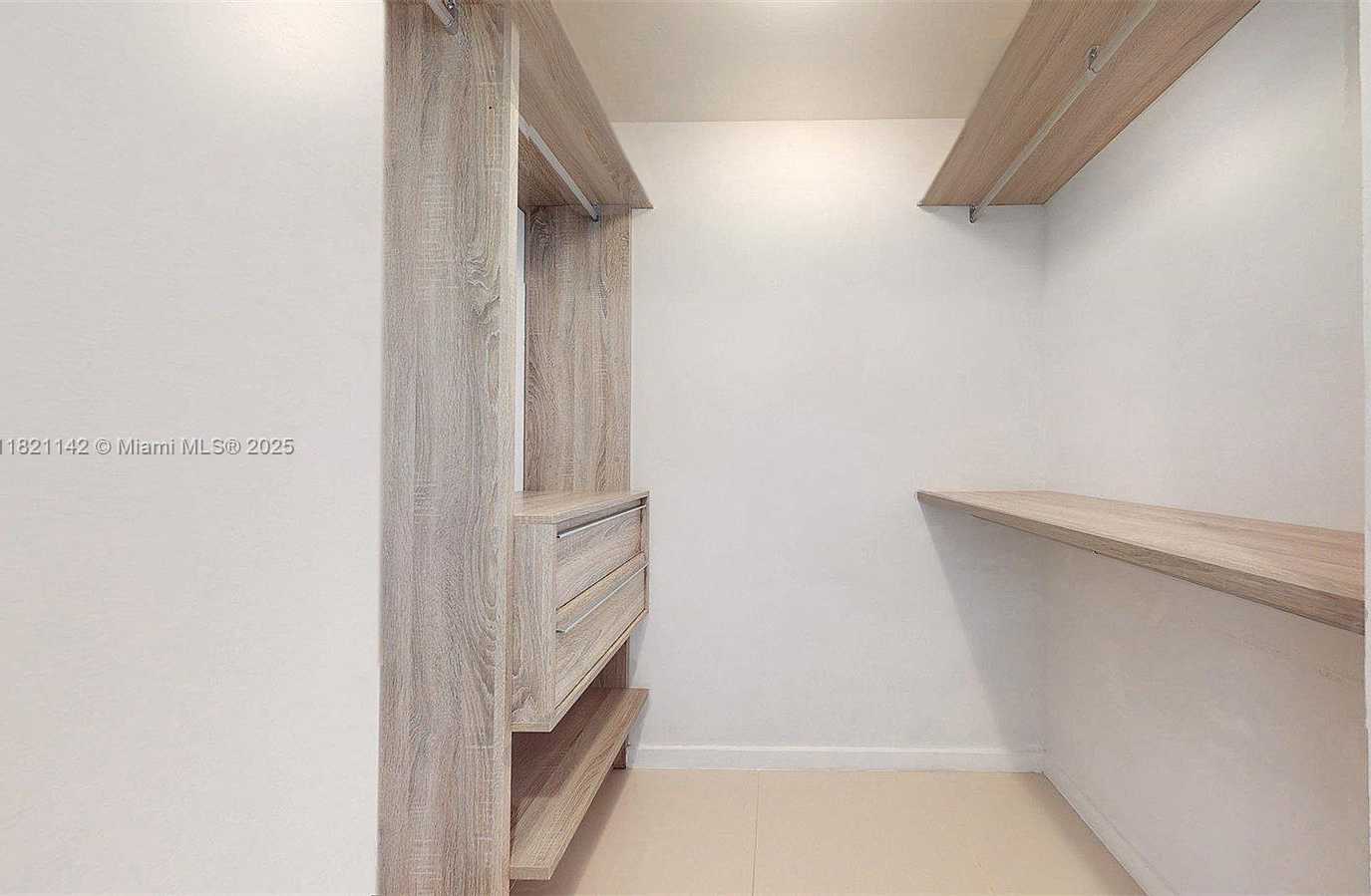 Small Image of 5300 PASEO BLVD #1701, Doral Number 23
