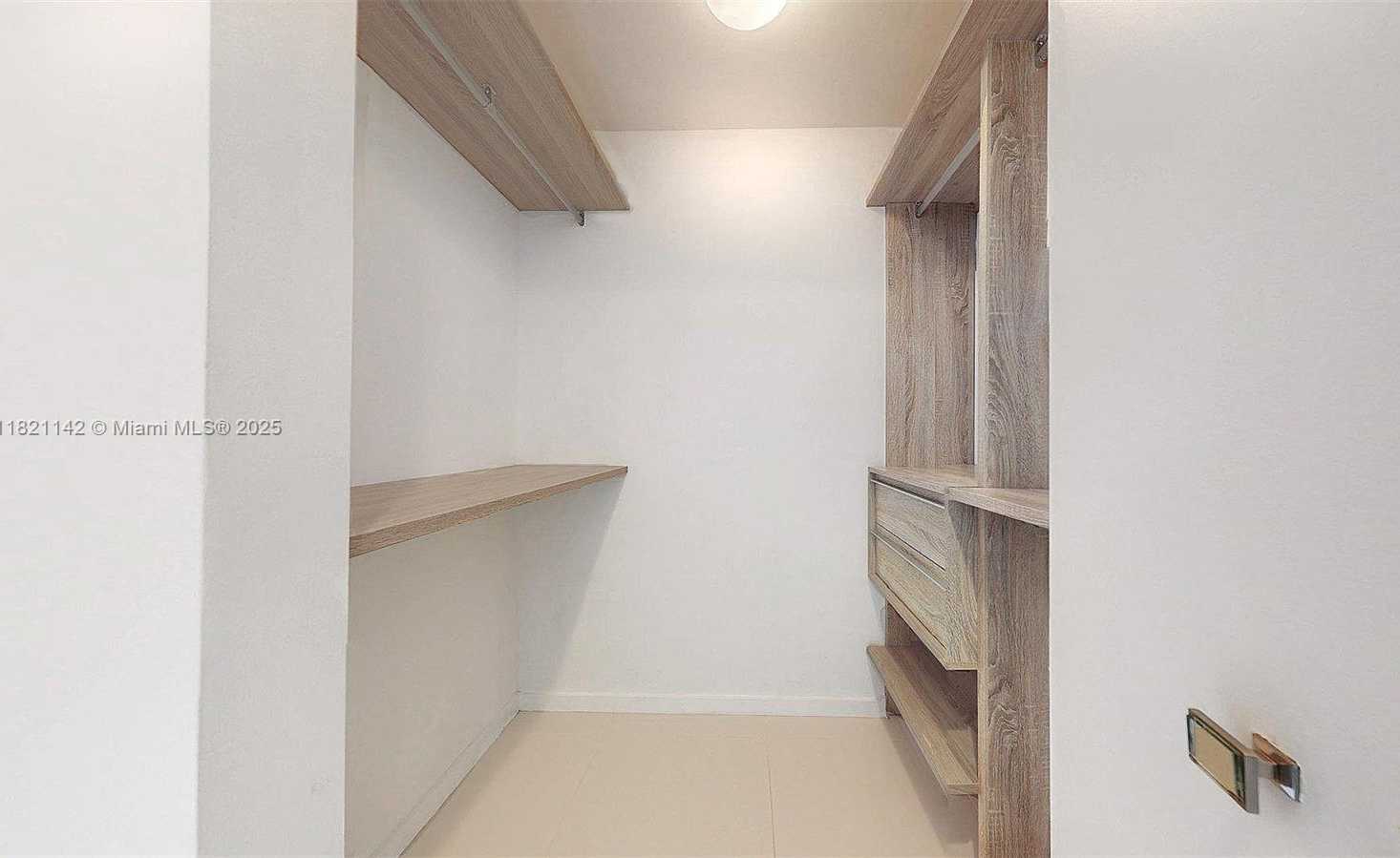 Small Image of 5300 PASEO BLVD #1701, Doral Number 24