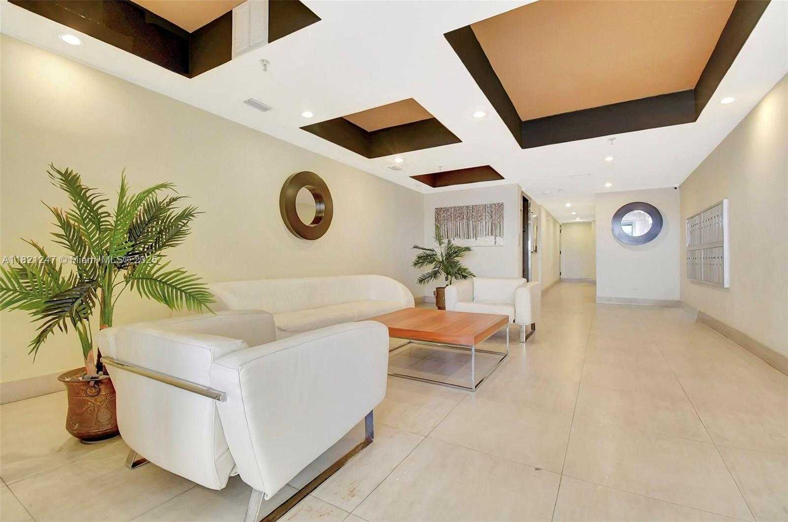 Small Image of 2924 COLLINS AVENUE #501, Miami Beach Number 3