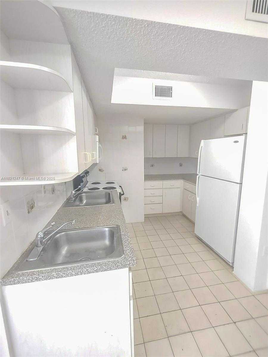 Small Image of 2924 COLLINS AVENUE #501, Miami Beach Number 6