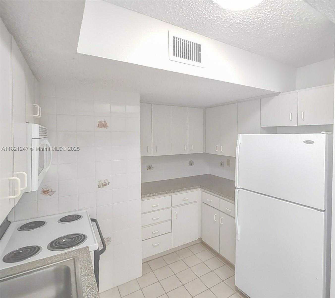 Small Image of 2924 COLLINS AVENUE #501, Miami Beach Number 7