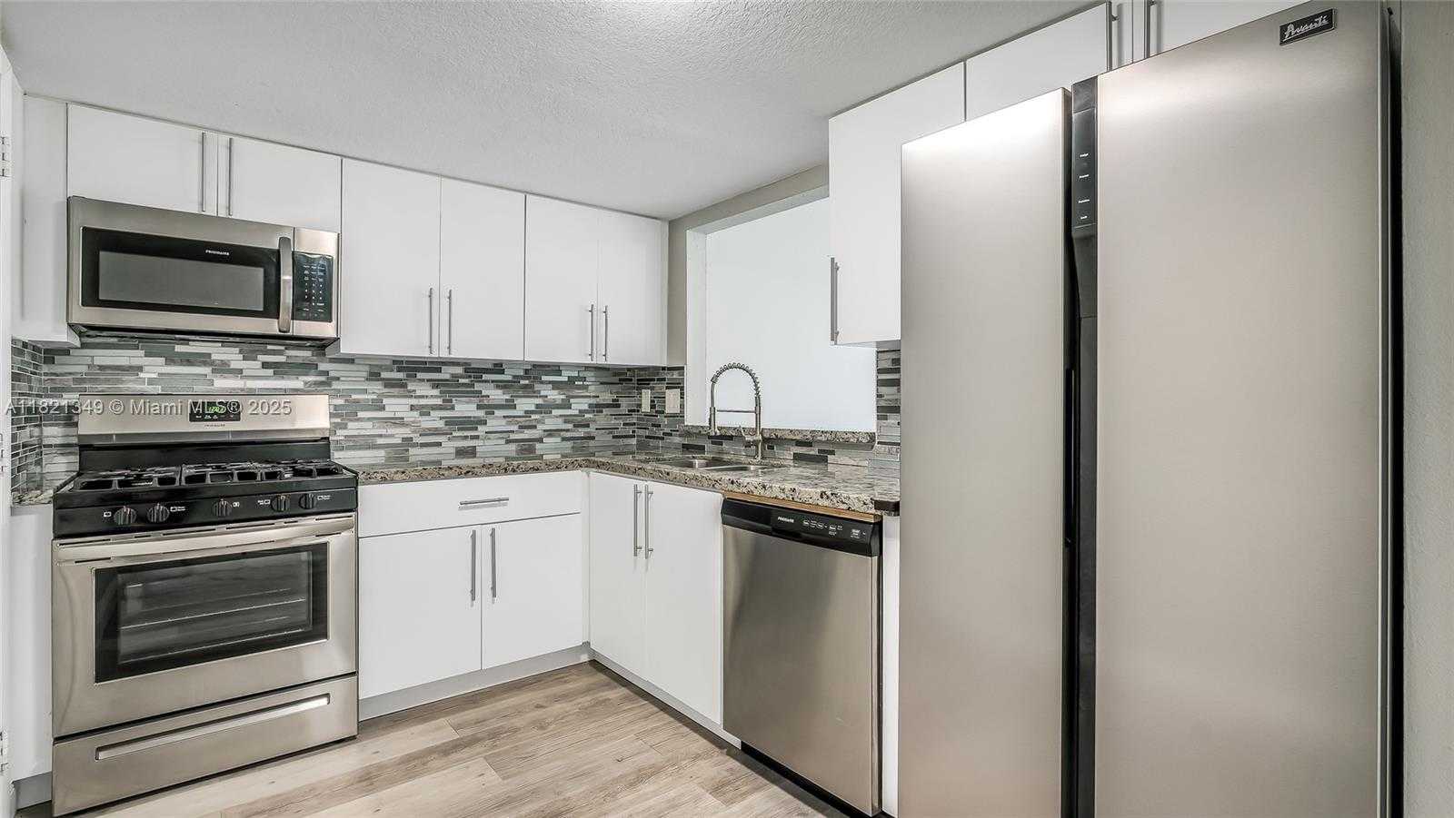 Small Image of 17901 NORTH WEST 68TH AVE #Q102, Hialeah Number 5