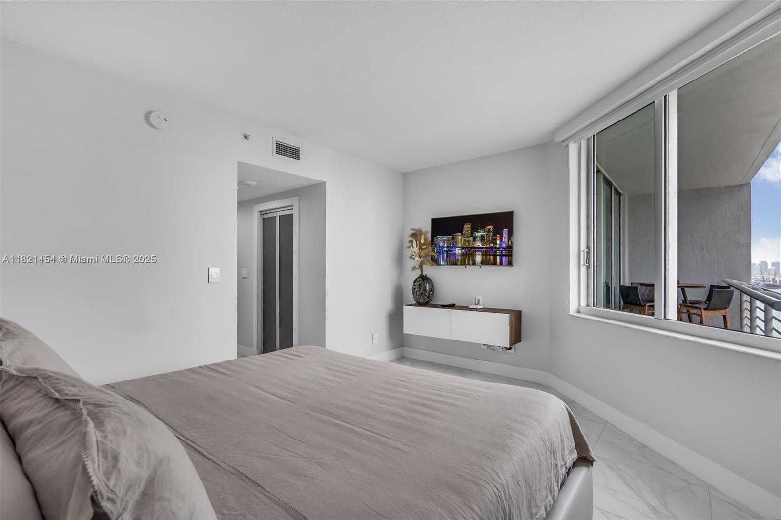 Small Image of 325 SOUTH BISCAYNE BLVD #2515, Miami Number 18
