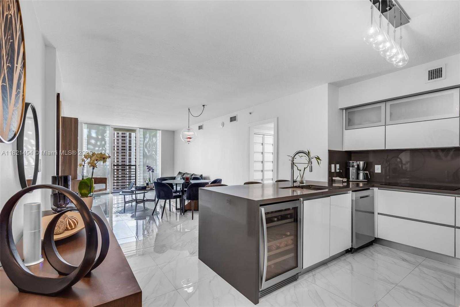 Small Image of 325 SOUTH BISCAYNE BLVD #2515, Miami Number 4