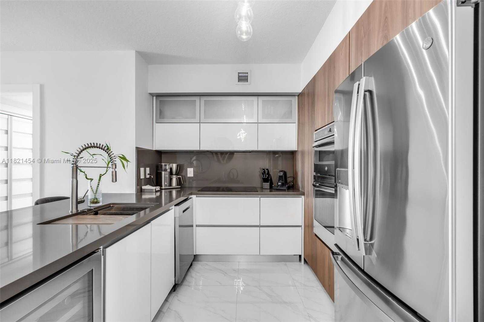 Small Image of 325 SOUTH BISCAYNE BLVD #2515, Miami Number 5