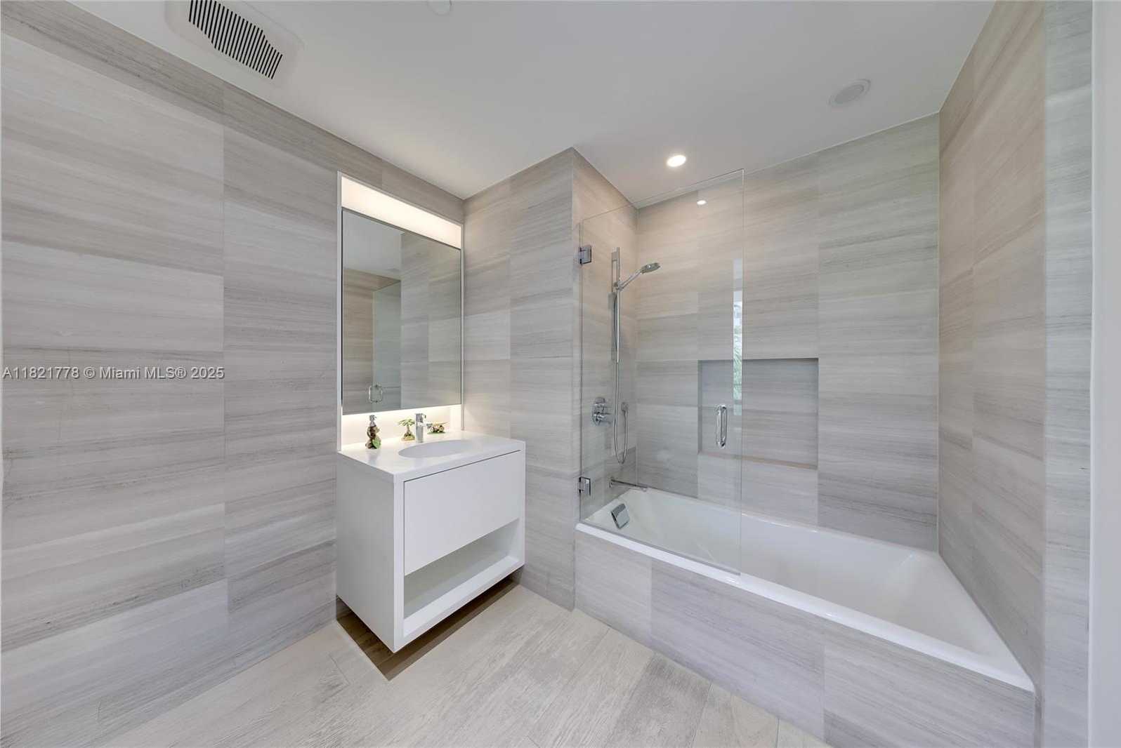 Small Image of 300 COLLINS AVE #3D, Miami Beach Number 11