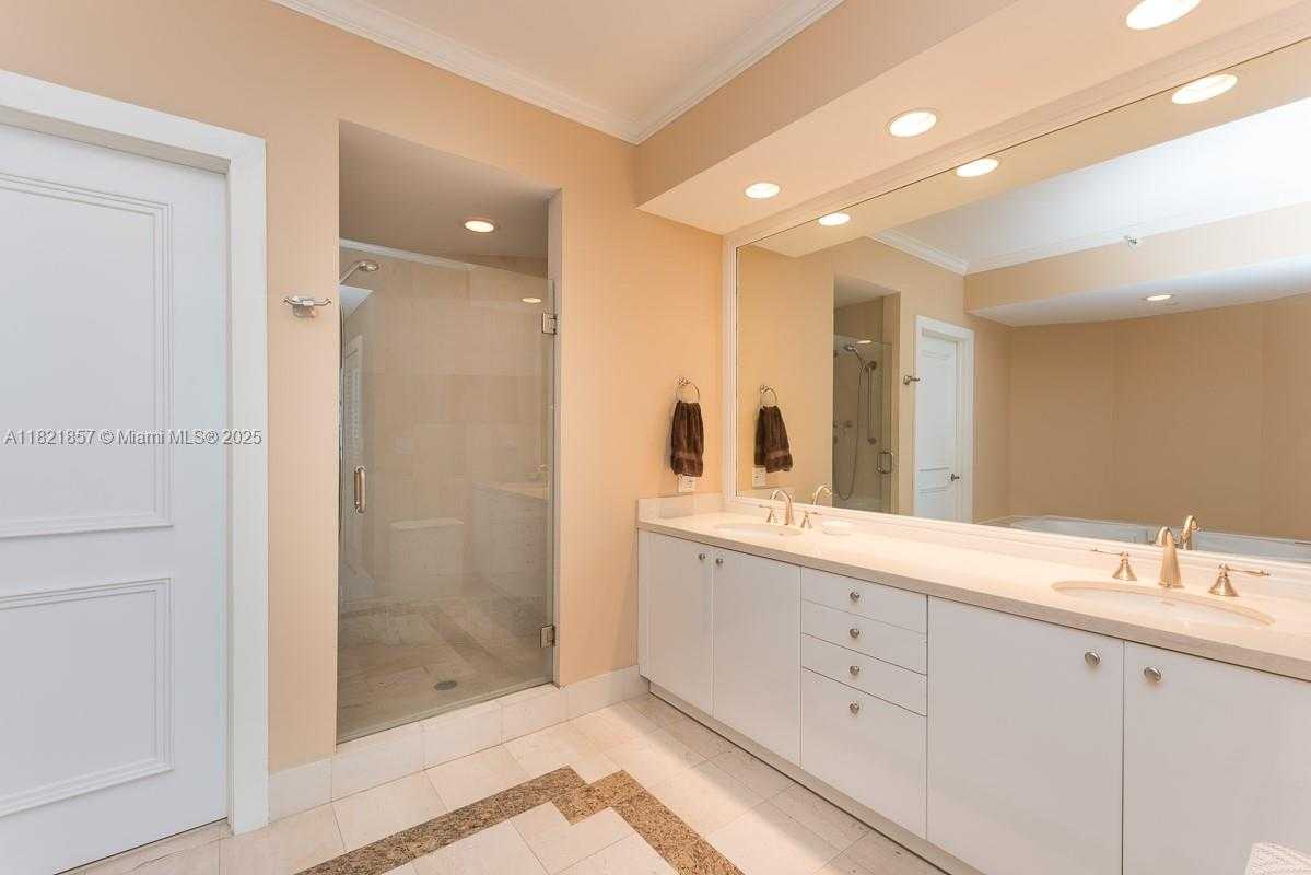 Small Image of 300 SOUTH POINTE DR #1602, Miami Beach Number 13