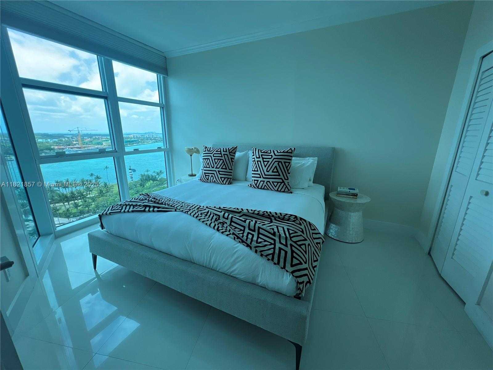 Small Image of 300 SOUTH POINTE DR #1602, Miami Beach Number 14