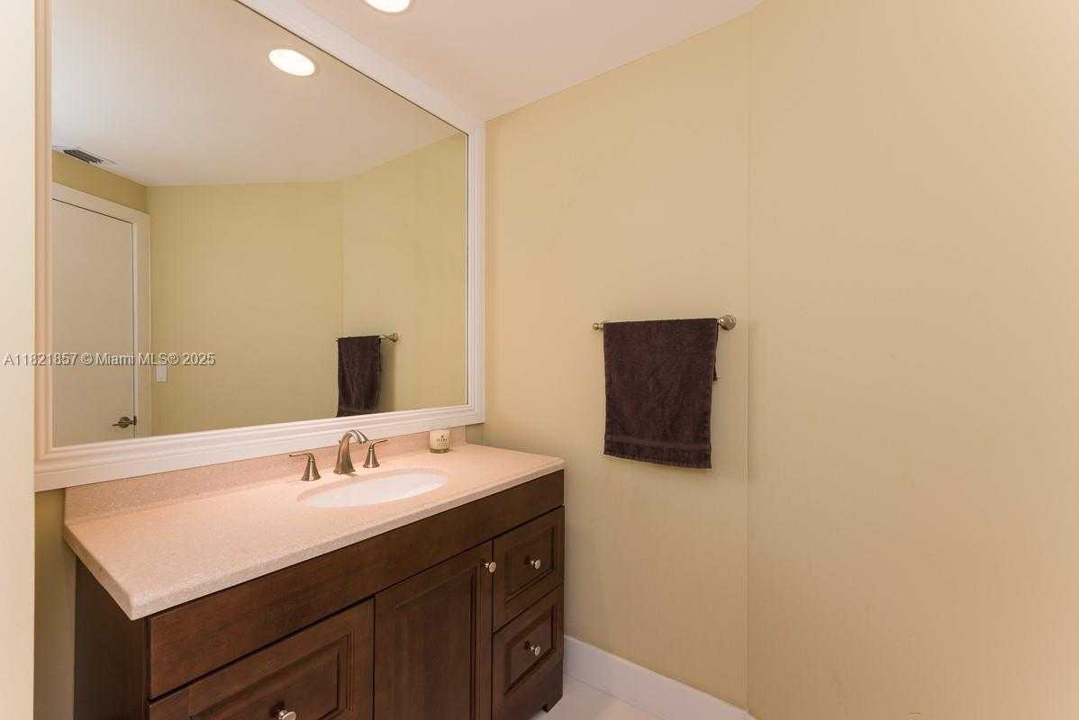 Small Image of 300 SOUTH POINTE DR #1602, Miami Beach Number 16
