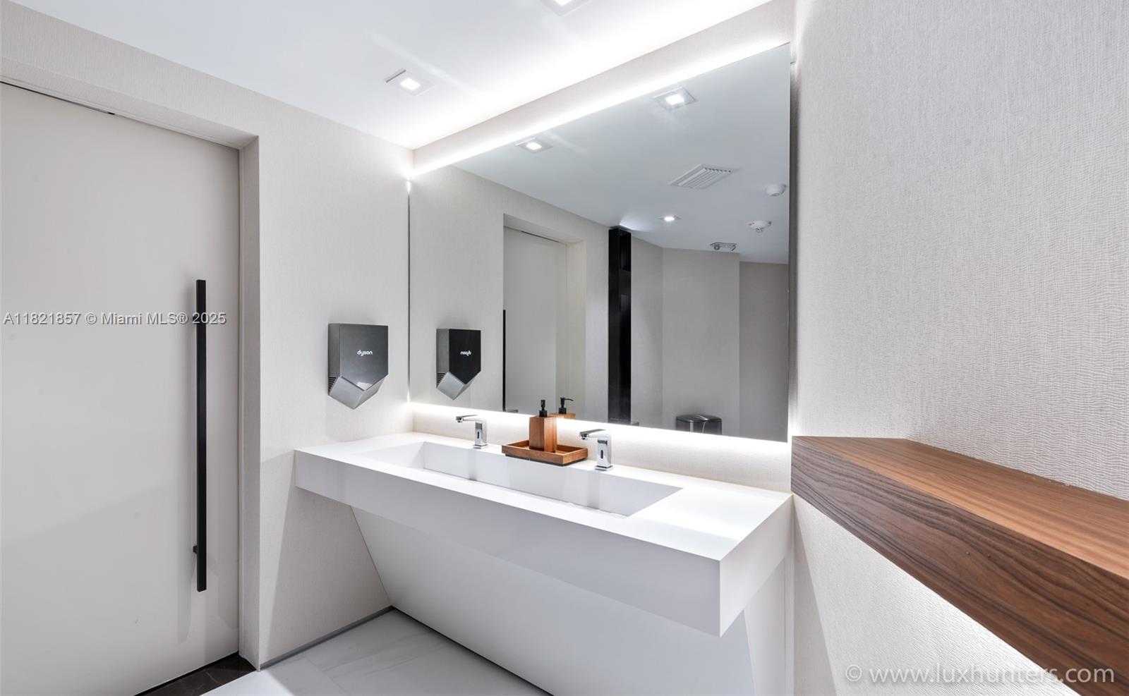 Small Image of 300 SOUTH POINTE DR #1602, Miami Beach Number 32