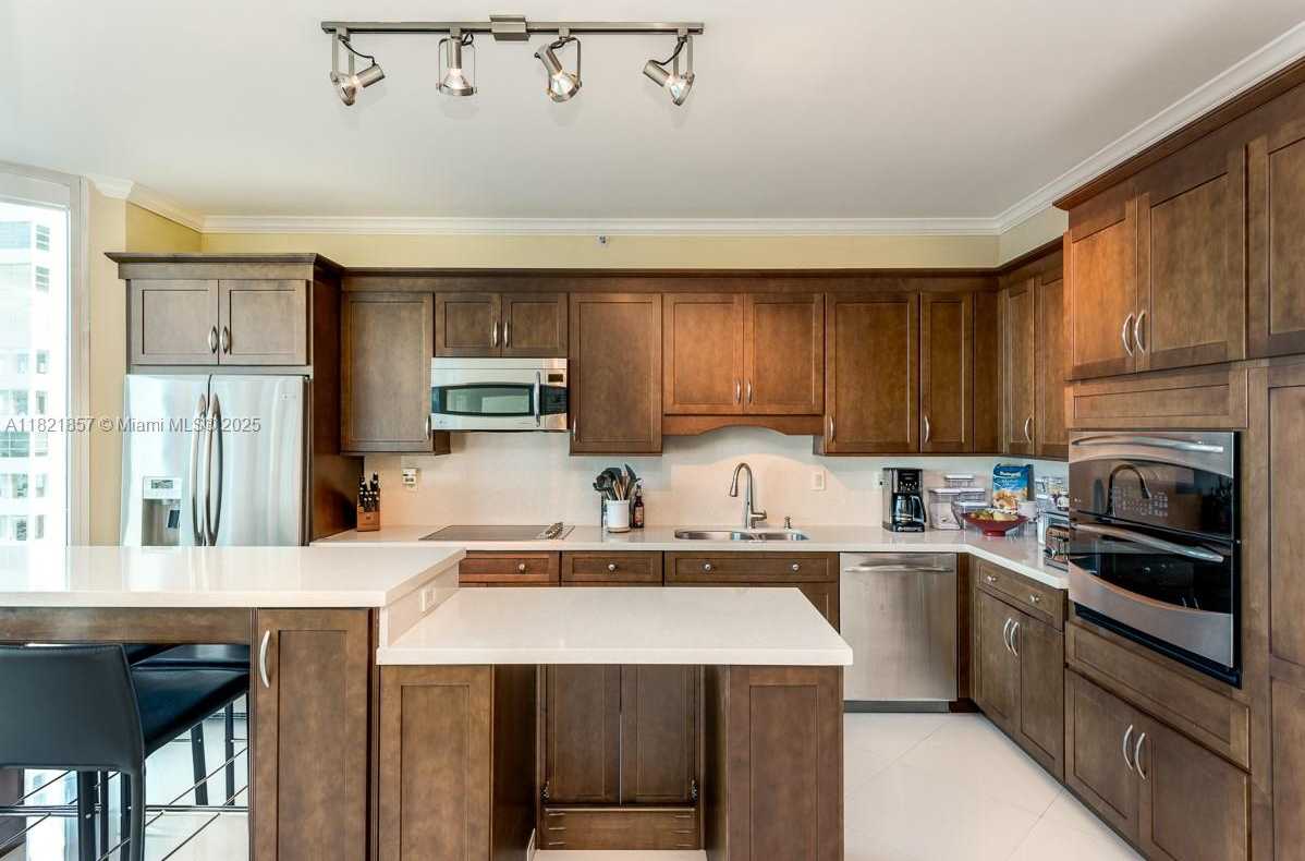 Small Image of 300 SOUTH POINTE DR #1602, Miami Beach Number 8