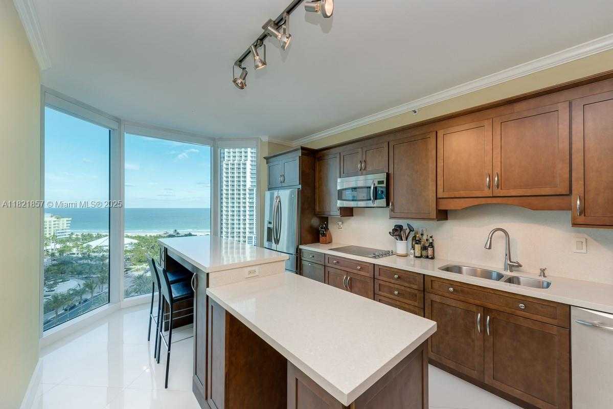 Small Image of 300 SOUTH POINTE DR #1602, Miami Beach Number 9