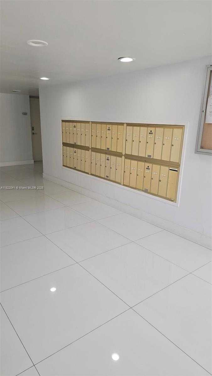 Small Image of 200 LAKEVIEW DR #208, Weston Number 8
