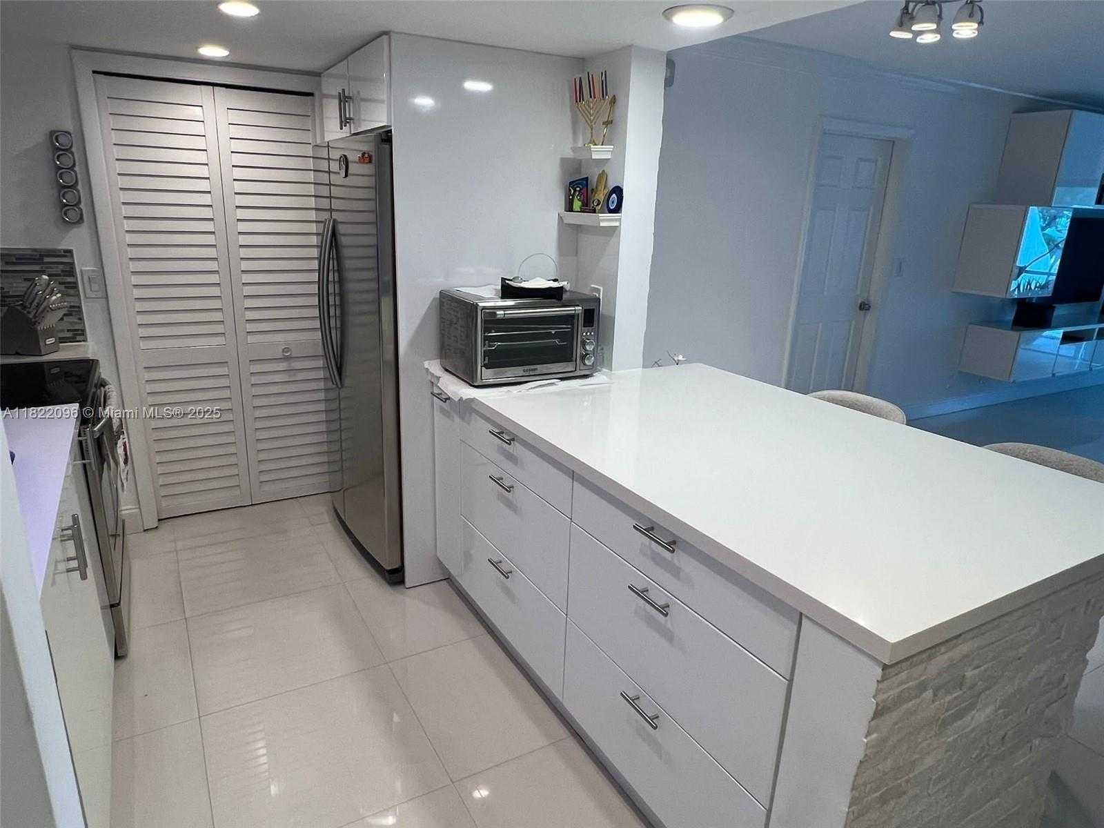 Small Image of 100 LAKEVIEW DR #118, Weston Number 10