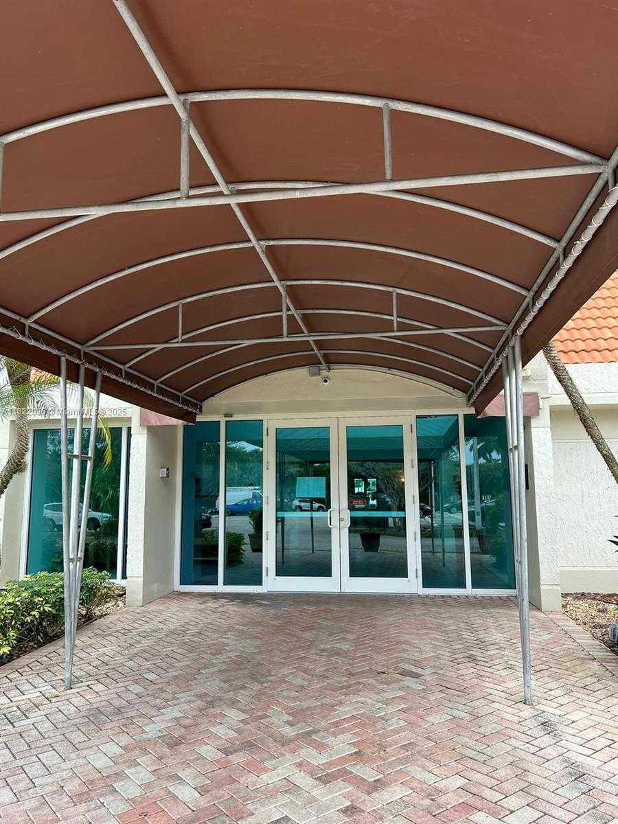 Small Image of 100 LAKEVIEW DR #118, Weston Number 2
