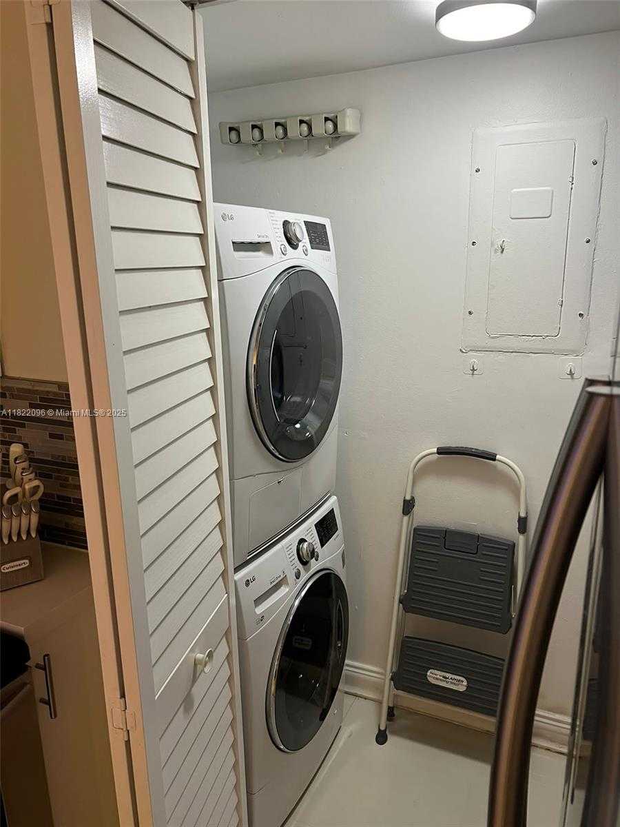 Small Image of 100 LAKEVIEW DR #118, Weston Number 20