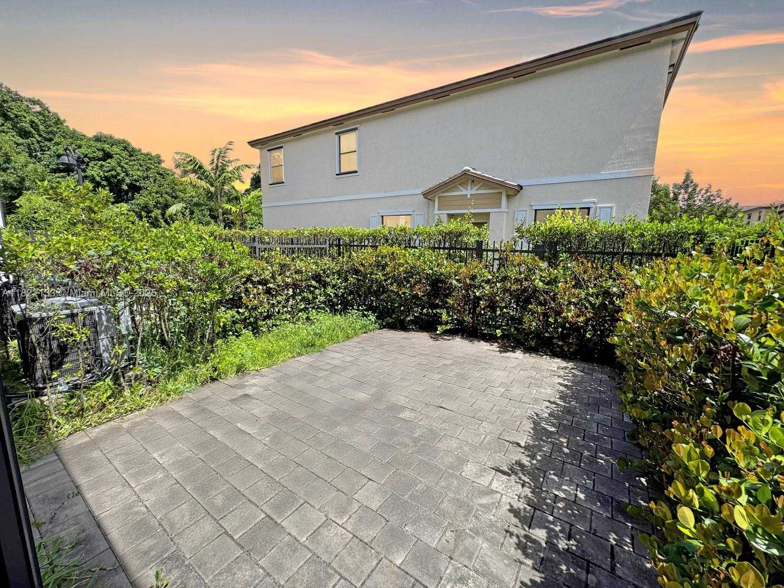 Small Image of 6011 WEST PASO FINO PL, Davie Number 35