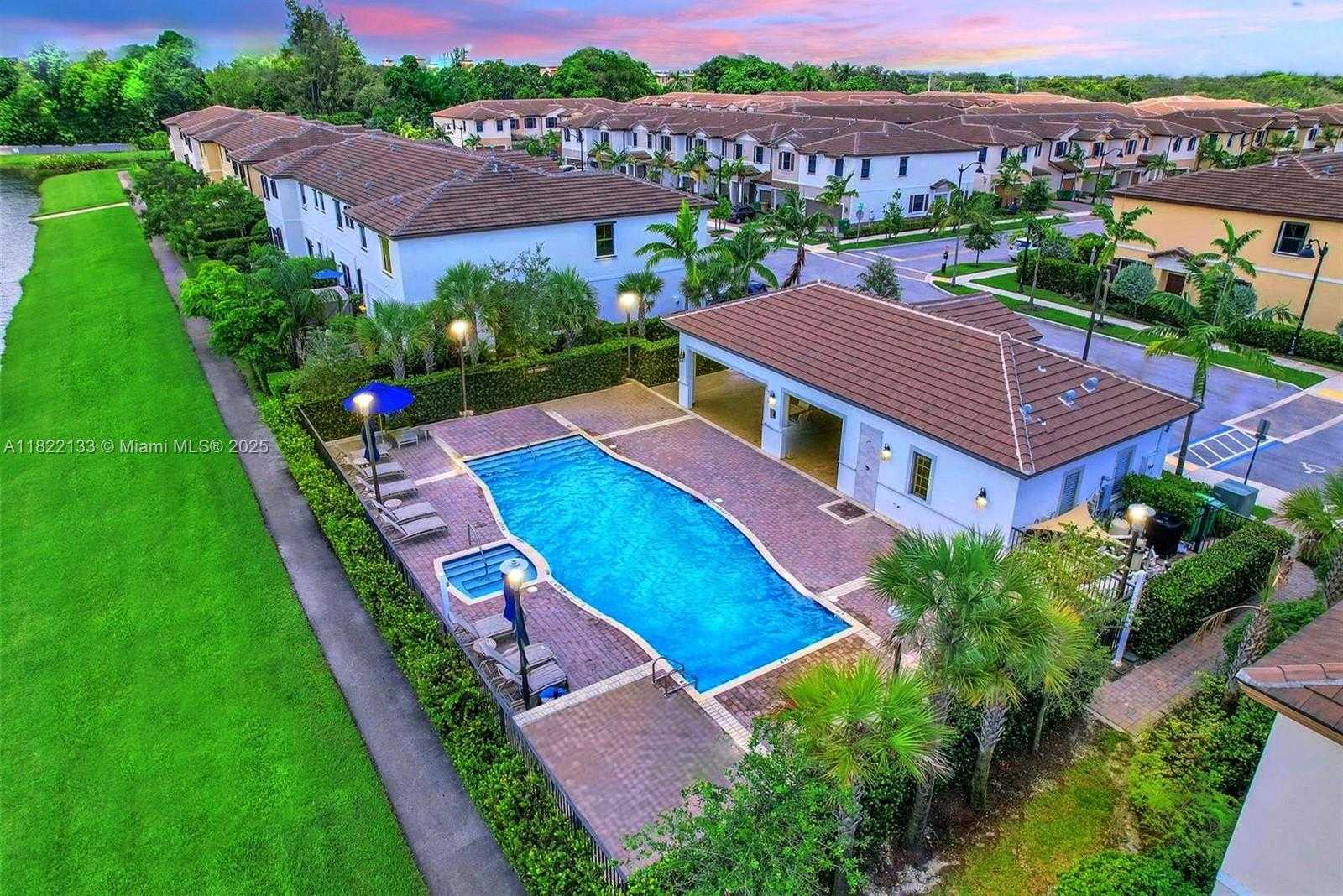 Small Image of 6011 WEST PASO FINO PL, Davie Number 38