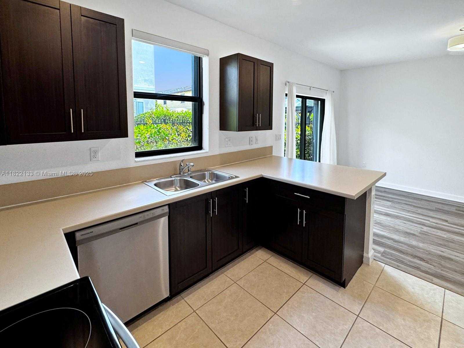 Small Image of 6011 WEST PASO FINO PL, Davie Number 7