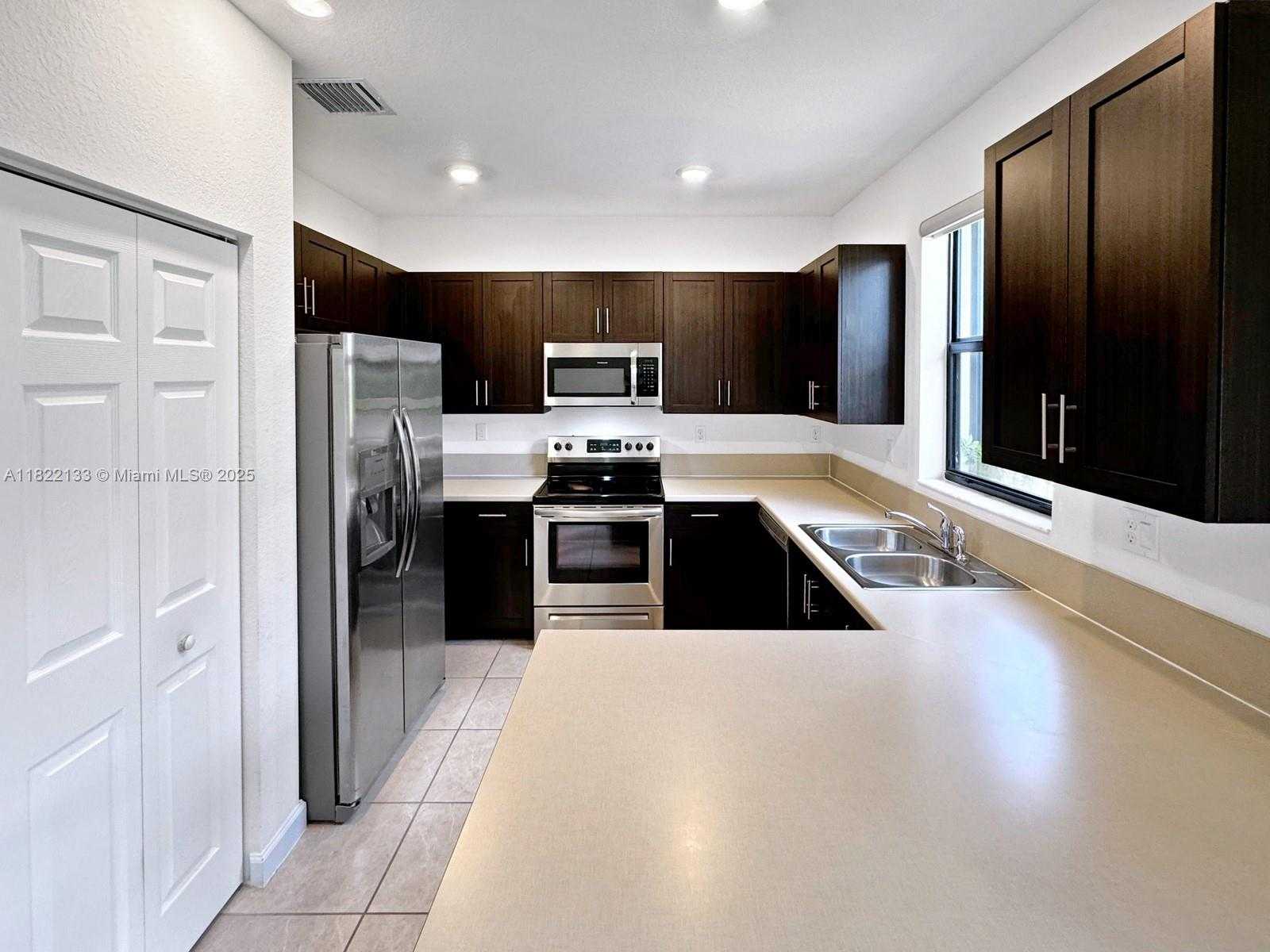 Small Image of 6011 WEST PASO FINO PL, Davie Number 9