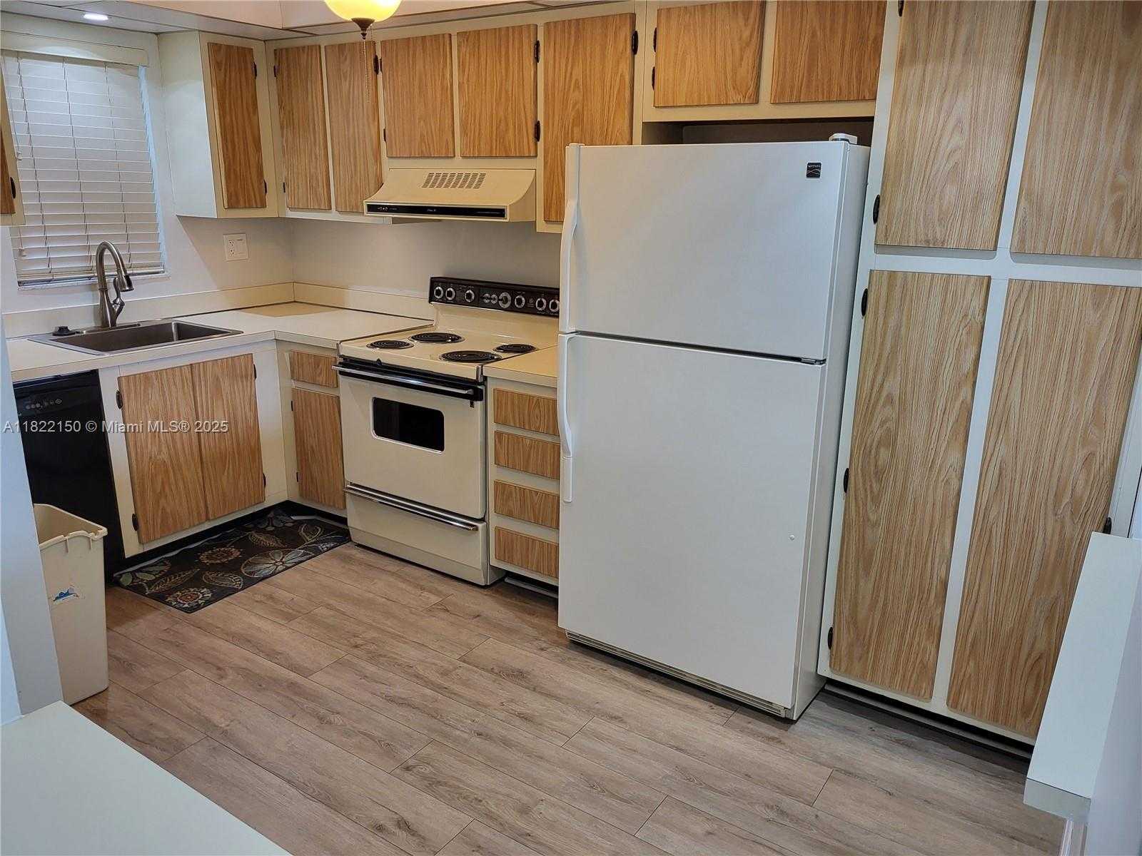Small Image of 3150 WEST ROLLING HILLS CIR #310, Davie Number 9