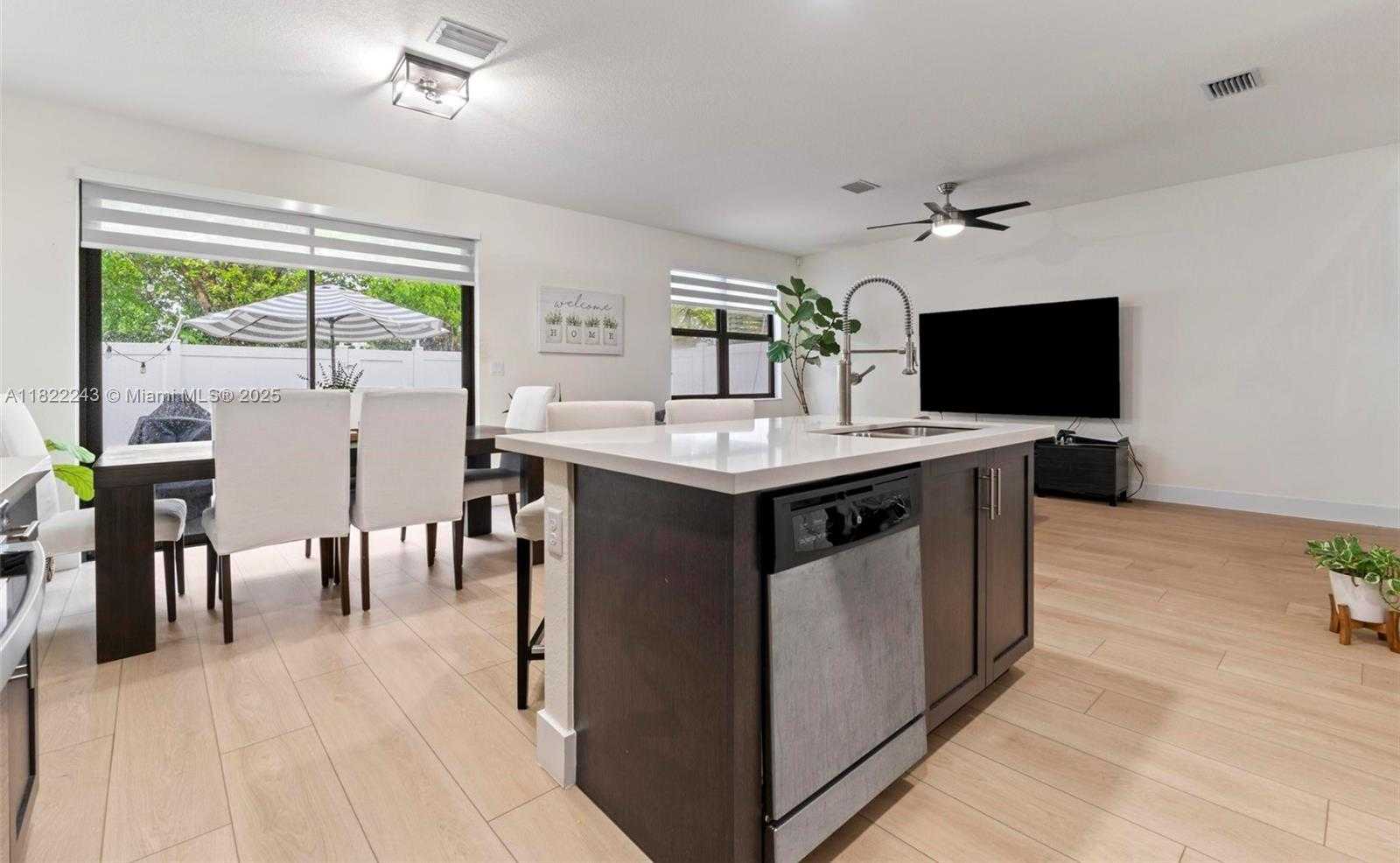 Small Image of 10129 W 32nd Ln, Hialeah, FL 33018, USA Number 11