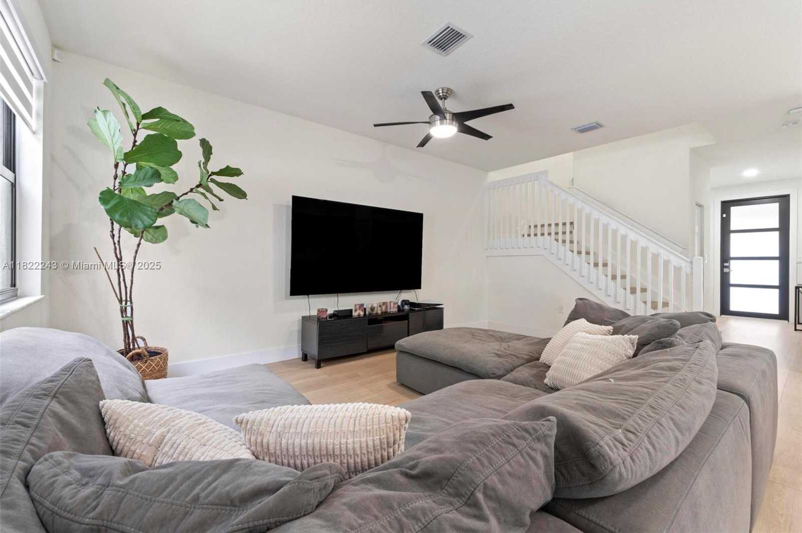 Small Image of 10129 W 32nd Ln, Hialeah, FL 33018, USA Number 13