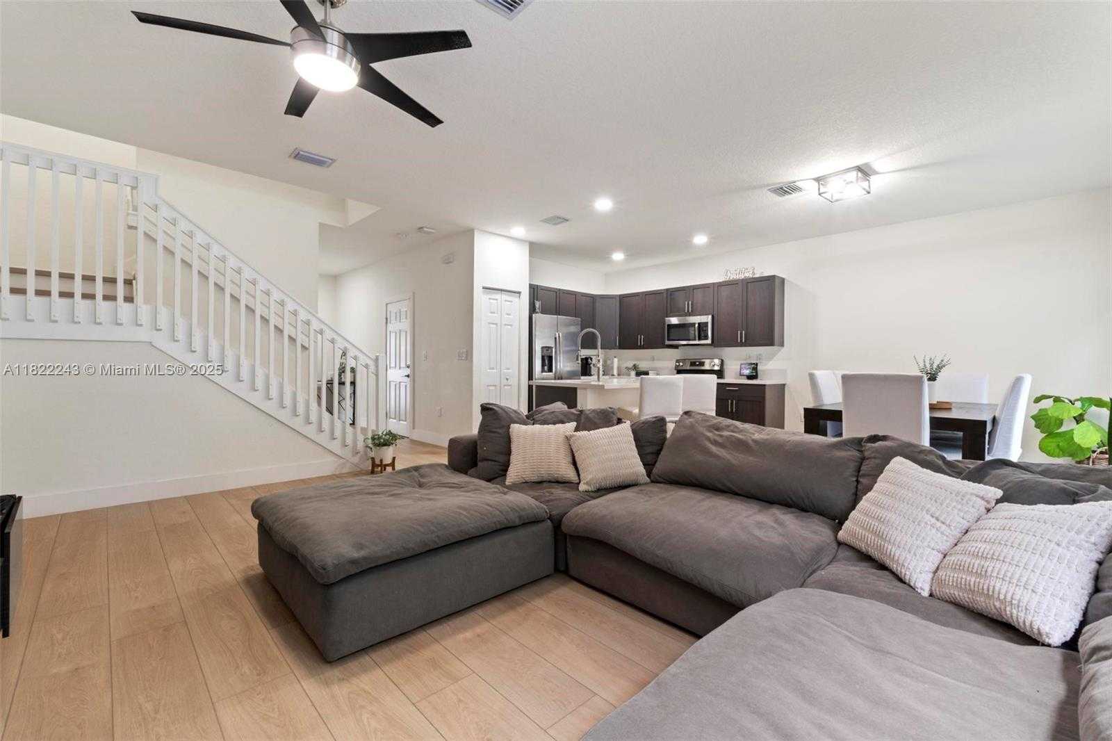 Small Image of 10129 W 32nd Ln, Hialeah, FL 33018, USA Number 14