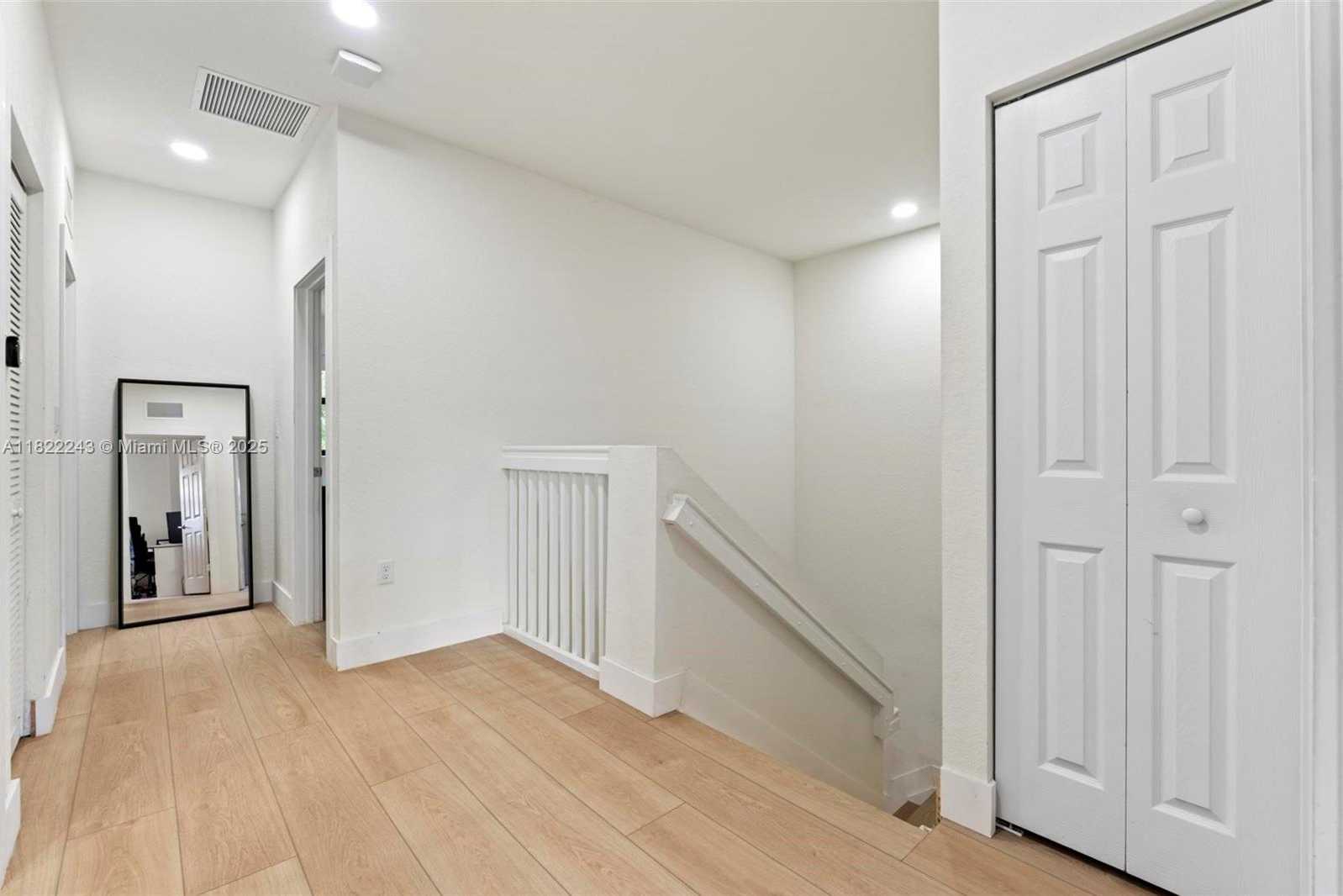 Small Image of 10129 W 32nd Ln, Hialeah, FL 33018, USA Number 15